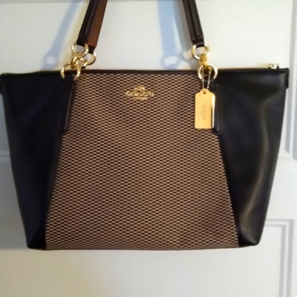 COACH BLACK LEATHER BAG. LIKE NEW